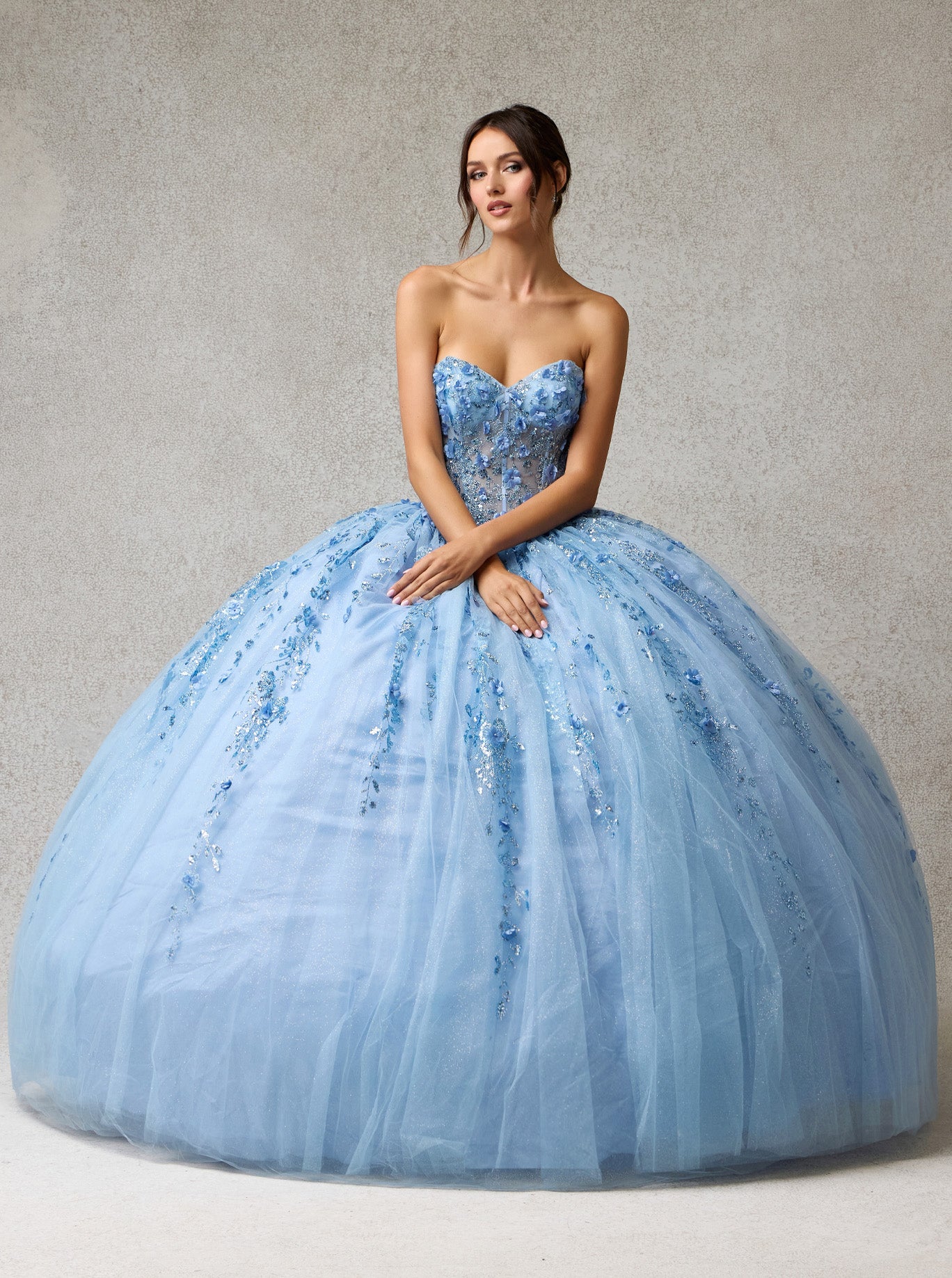 Vestido de Fiesta de Tul Bordado con Brillos, Cristales y Lentejuelas y Capa Desmontable con Capucha, Color Ice Blue