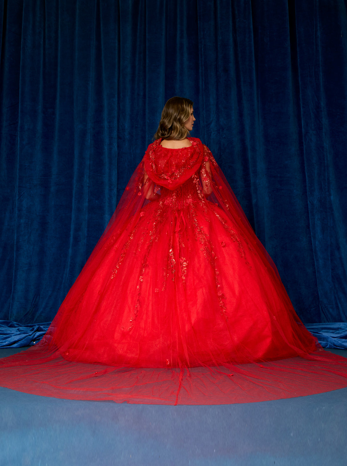 Vestido de Fiesta de Tul Bordado con Brillos, Cristales y Lentejuelas y Capa Desmontable con Capucha, Color Ice Blue y Red