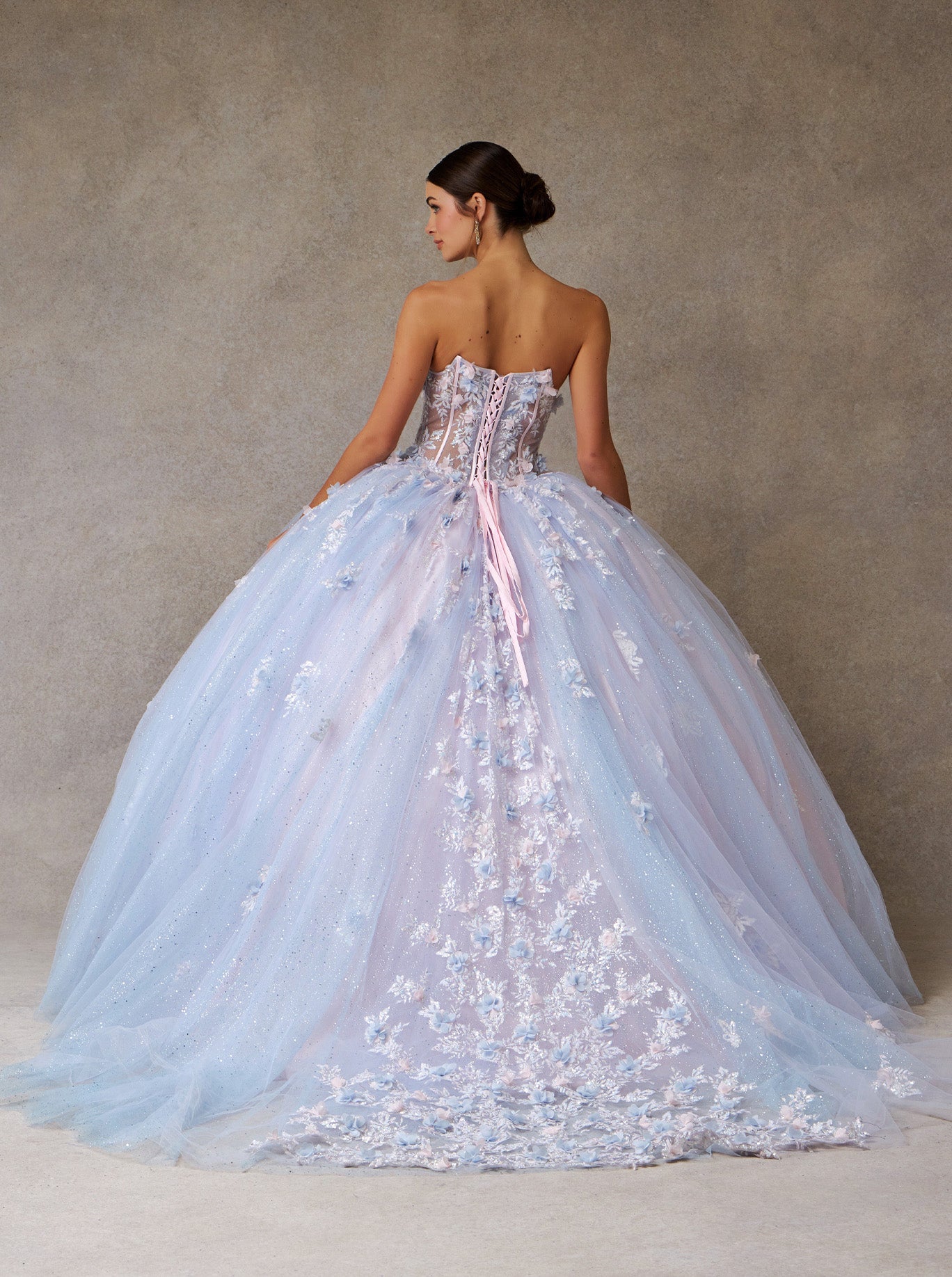 Vestido de Fiesta con Brillos Escote de Corazón Aplicaciones en Flores en color Ligth Blue Pink