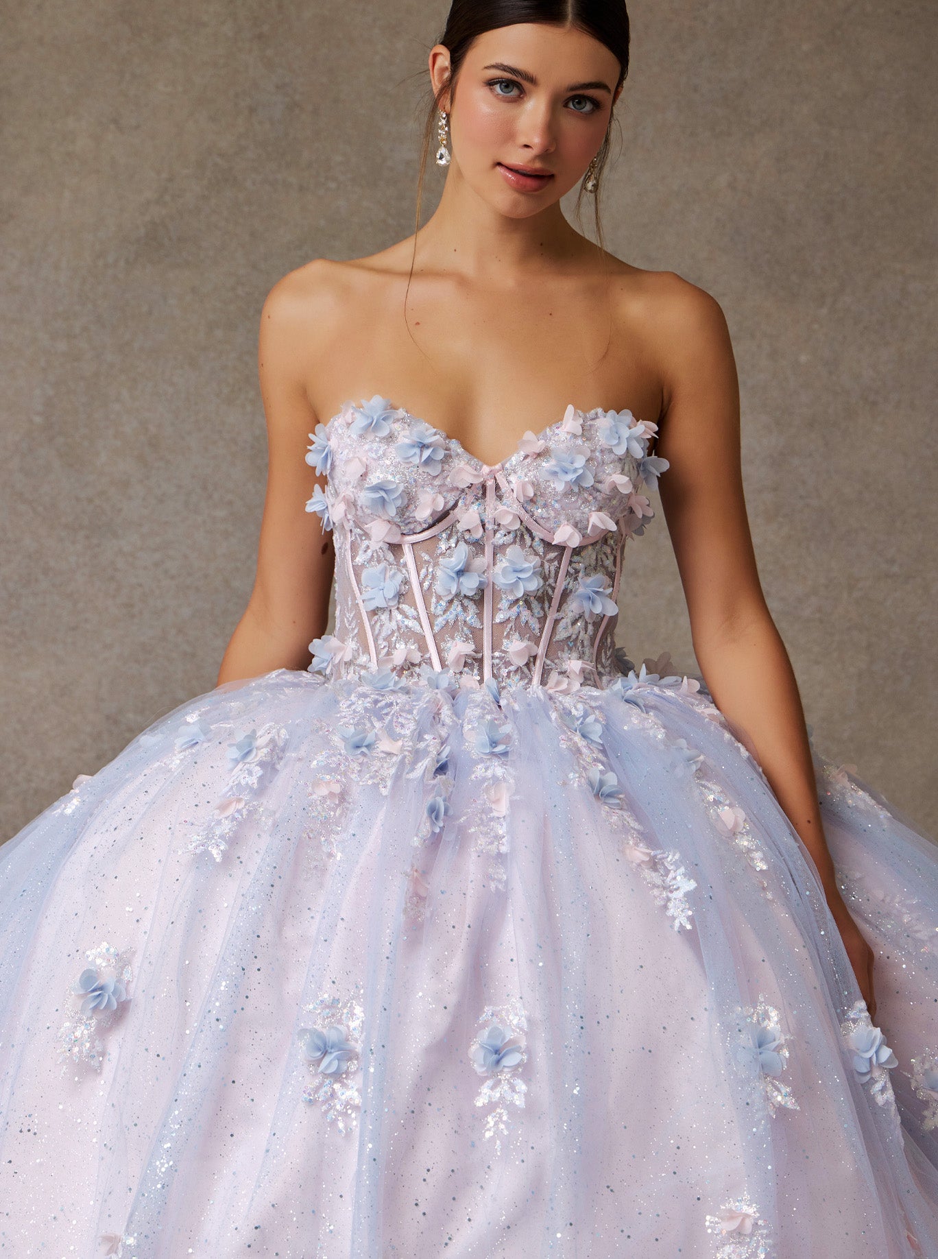 Vestido de Fiesta con Brillos Escote de Corazón Aplicaciones en Flores en color Ligth Blue Pink