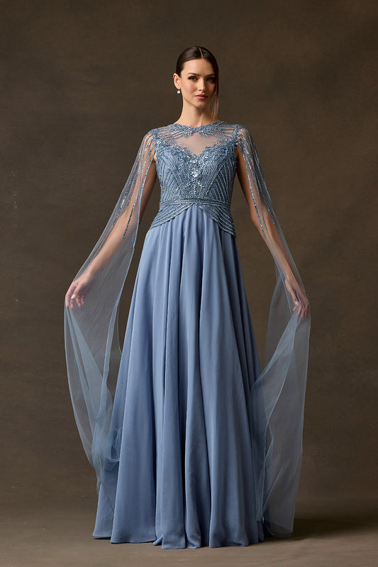Vestido de Chiffon y Tul, Con Mangas Largas Tipo Capa, y Aplicaciones en Cuentas y Lentejuelas, Color Ice Blue