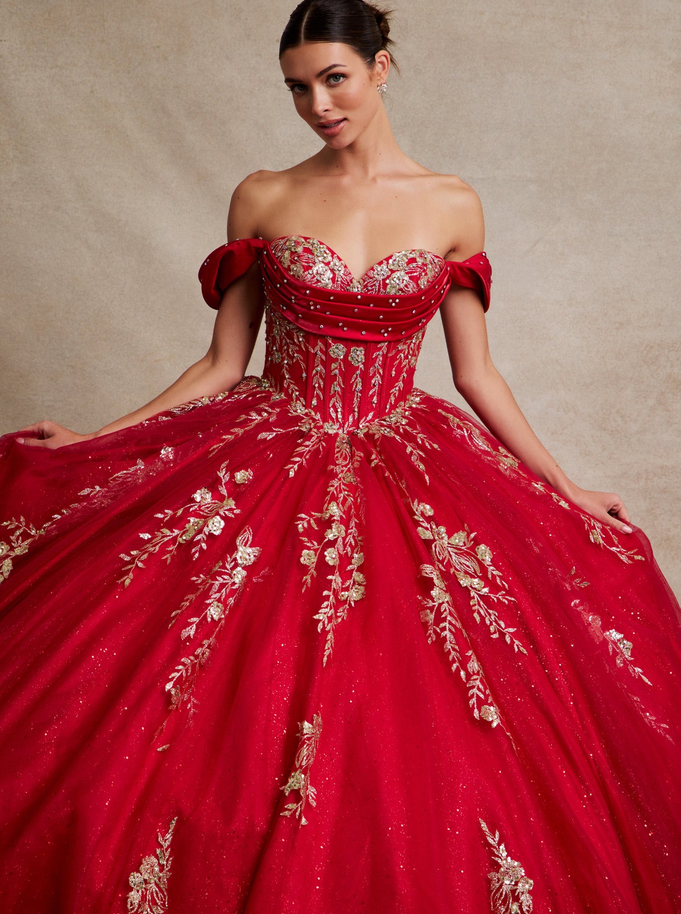 Vestido de Fiesta con Hombros Descubiertos de Encaje Bordado con Brillos Cristales y Lentejuelas, Color Red Gold