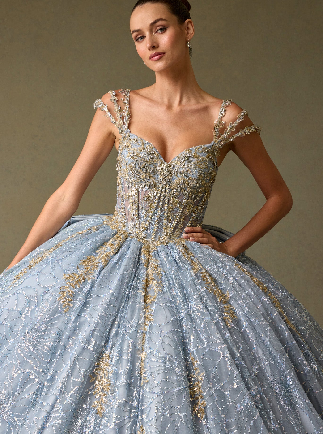 Vestido de Fiesta de Tul Bordado, Con Tirantes y Cauda Desmontable, Color Ice Blues Gold