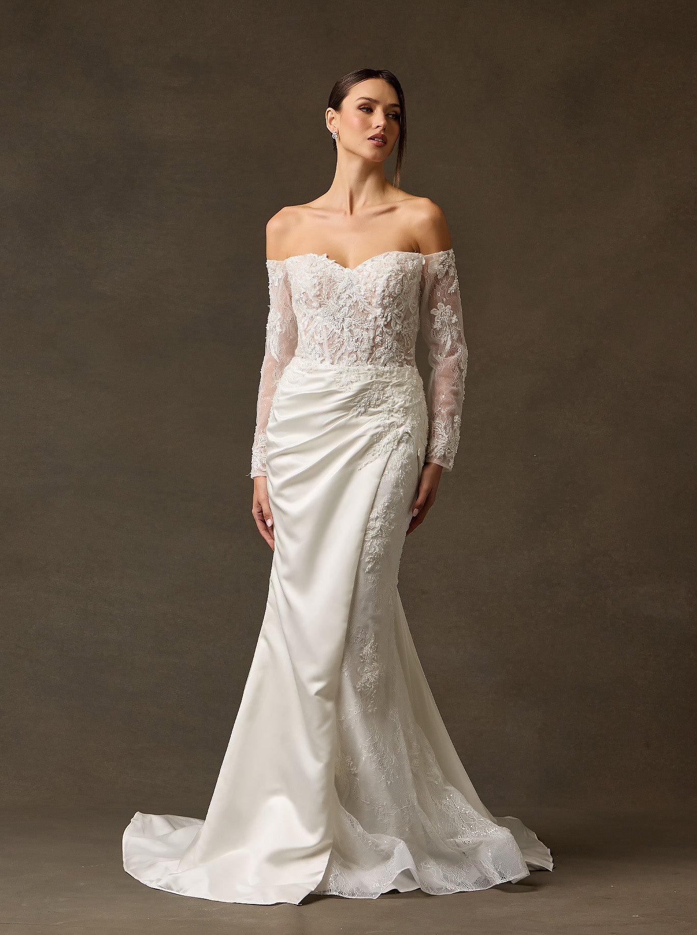 Vestido de Novia de Satén y Tul, con Hombros Descubiertos, Manga Larga y Escote Corazón. Color Off White