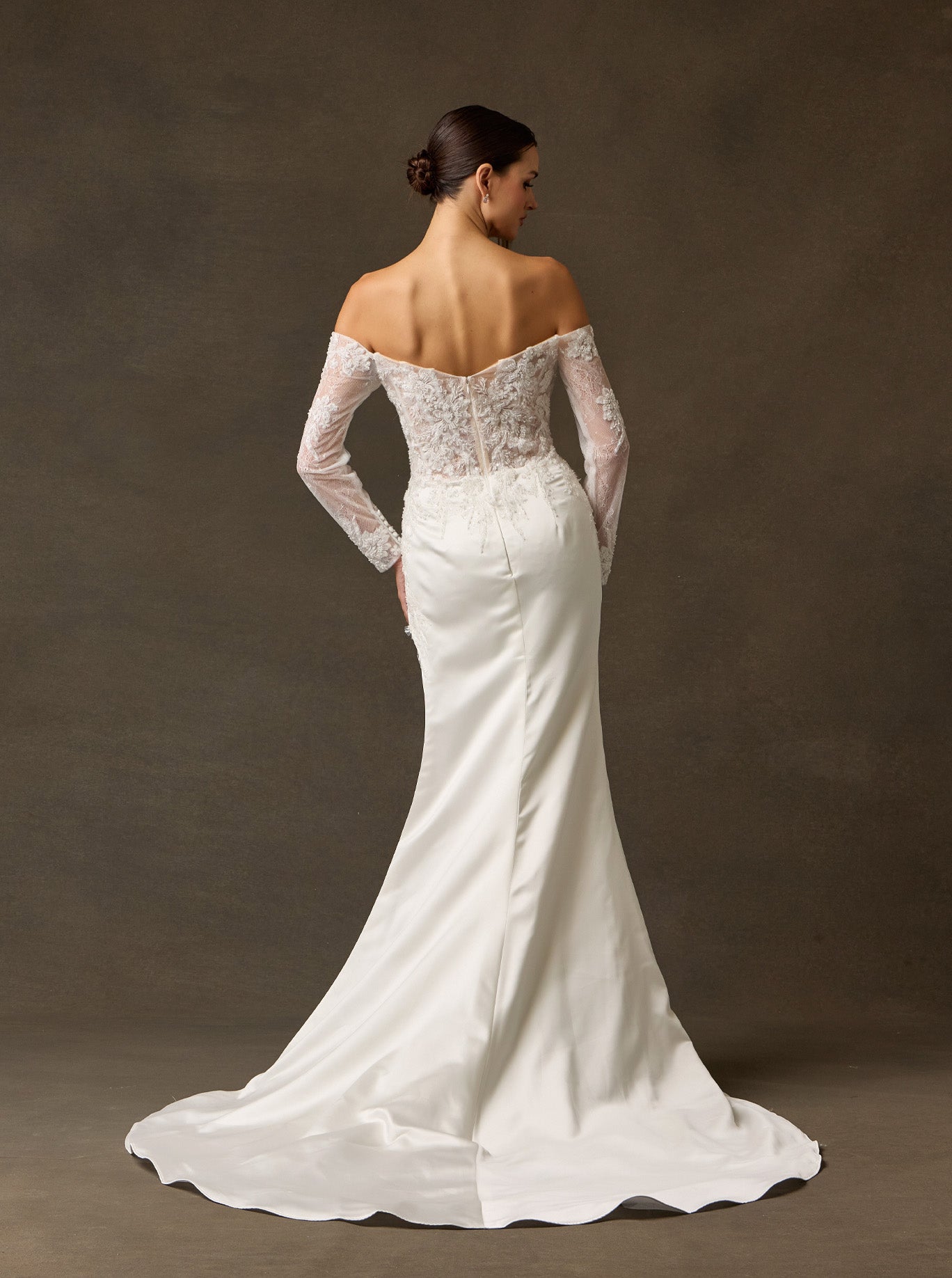 Vestido de Novia de Satén y Tul, con Hombros Descubiertos, Manga Larga y Escote Corazón. Color Off White