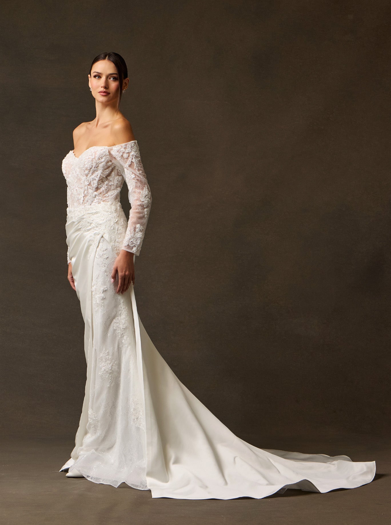 Vestido de Novia de Satén y Tul, con Hombros Descubiertos, Manga Larga y Escote Corazón. Color Off White