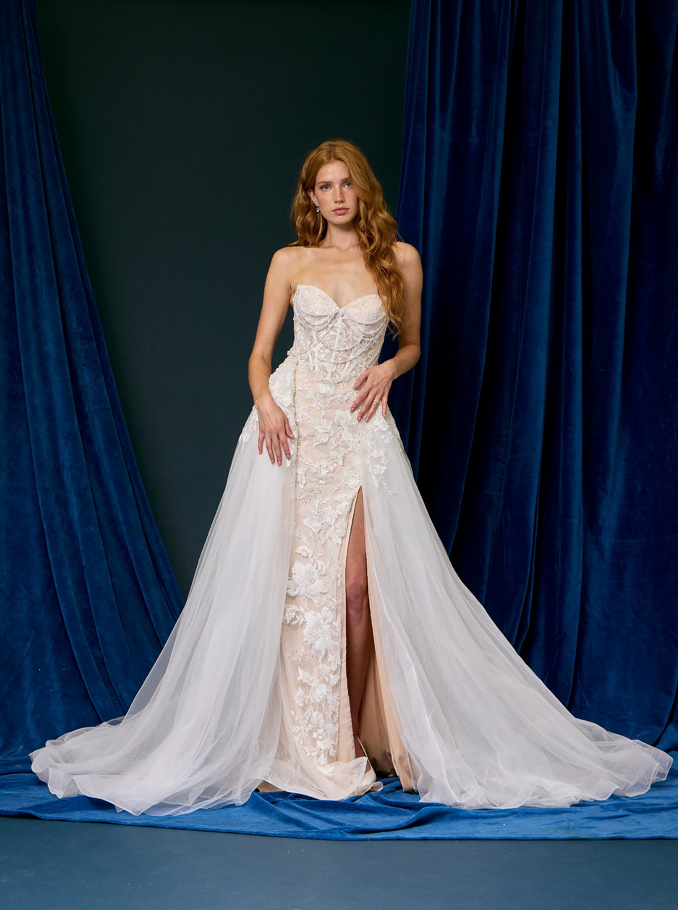 Vestido de Novia Recto con Sobrefalda Desmontable, sin Tirantes y Escote Corazón, Color Off White Nude