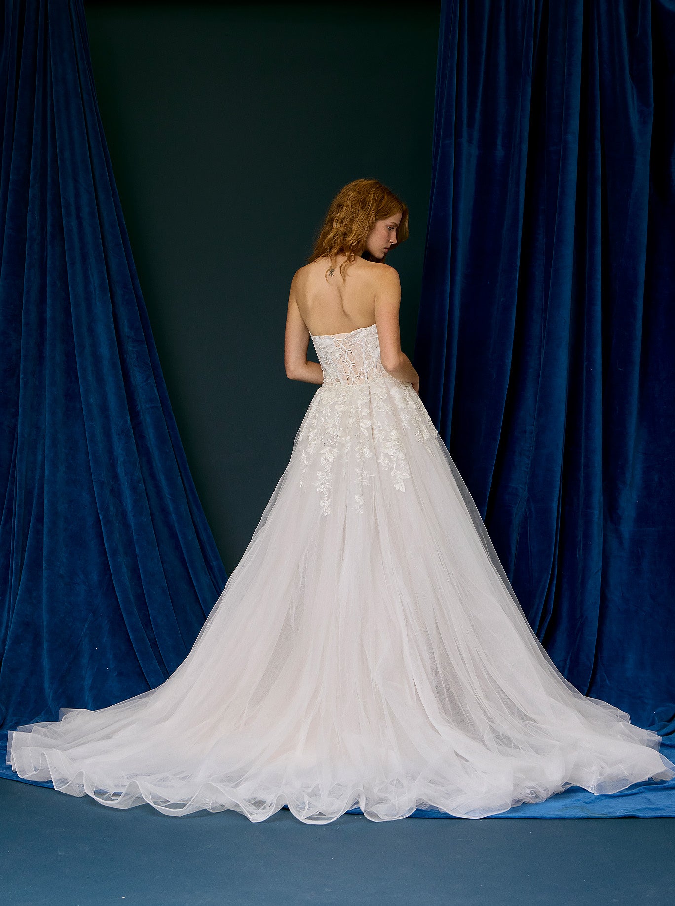 Vestido de Novia Recto con Sobrefalda Desmontable, sin Tirantes y Escote Corazón, Color Off White Nude