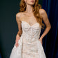 Vestido de Novia Recto con Sobrefalda Desmontable, sin Tirantes y Escote Corazón, Color Off White Nude