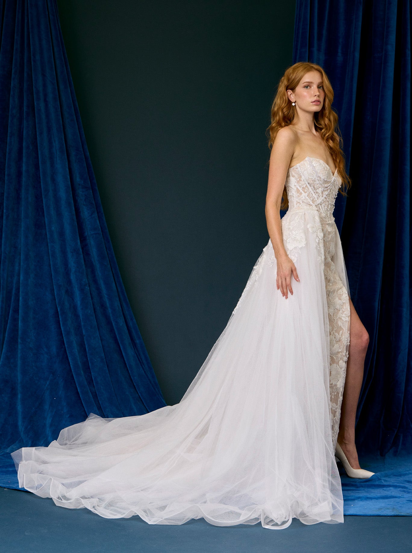 Vestido de Novia Recto con Sobrefalda Desmontable, sin Tirantes y Escote Corazón, Color Off White Nude