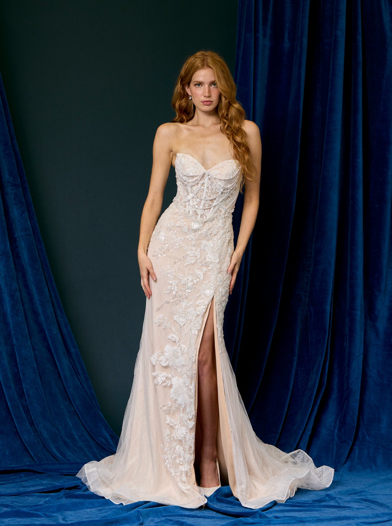 Vestido de Novia Recto con Sobrefalda Desmontable, sin Tirantes y Escote Corazón, Color Off White Nude