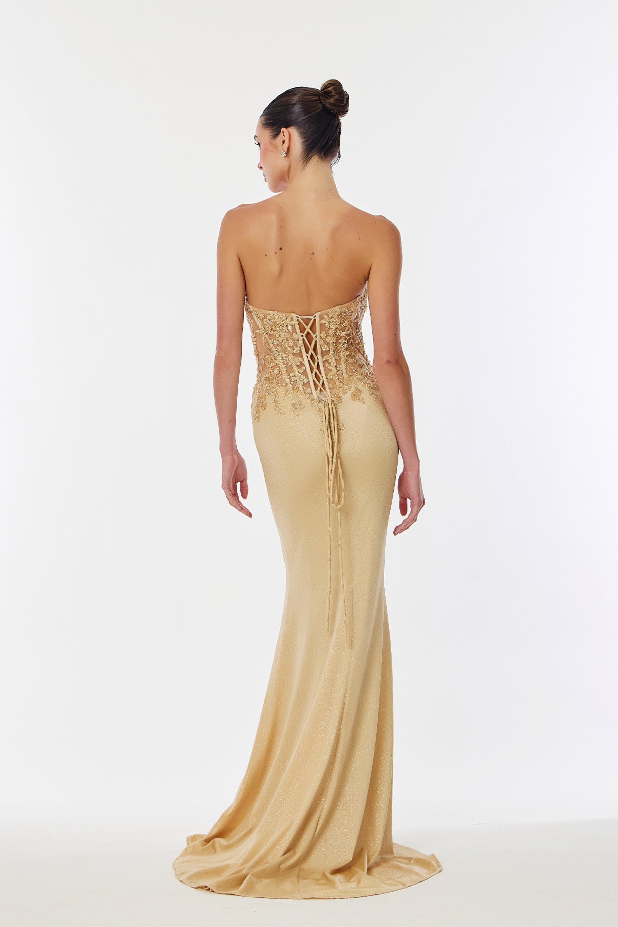 Vestido Recto con Abertura en la Pierna Bordado con Lentejuelas y Cristales, Color Gold