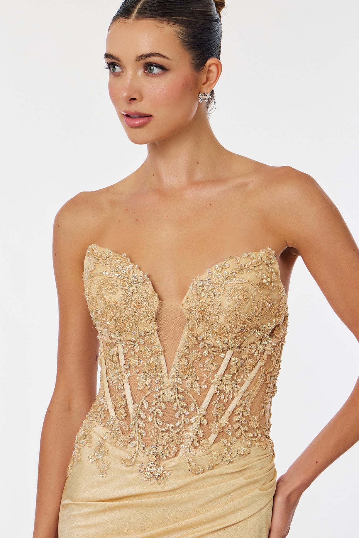 Vestido Recto con Abertura en la Pierna Bordado con Lentejuelas y Cristales, Color Gold