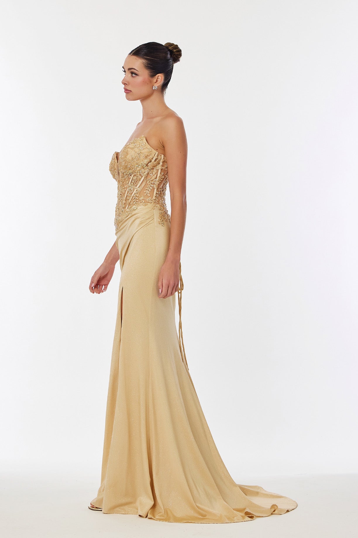 Vestido Recto con Abertura en la Pierna Bordado con Lentejuelas y Cristales, Color Gold