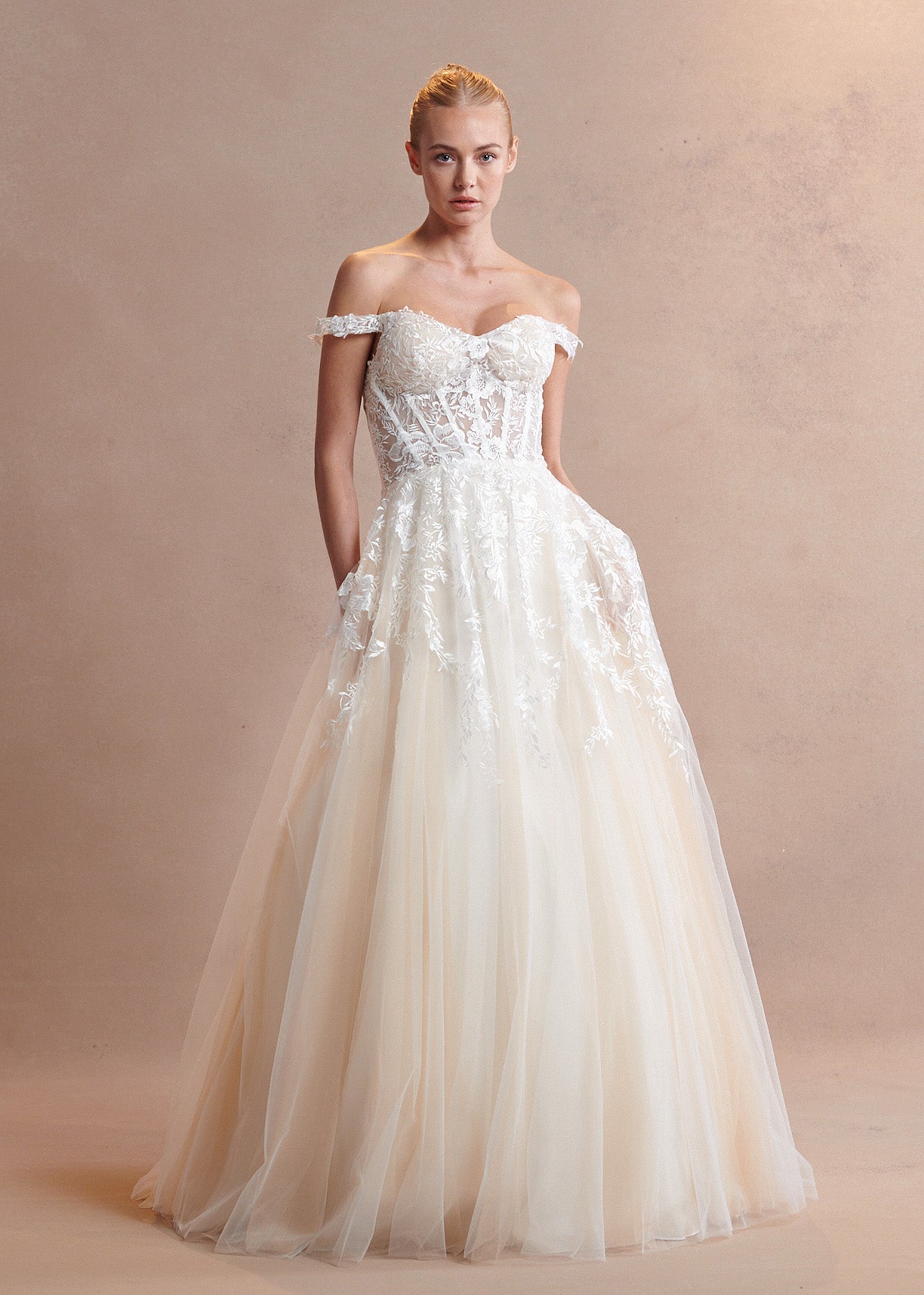 Vestido de Novia de Tul con Encaje Bordado y Escote de Corazón, Color Off White Nude