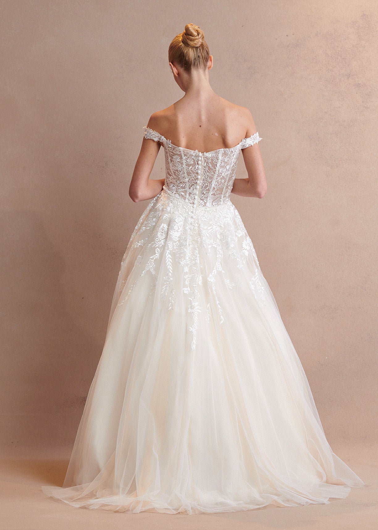 Vestido de Novia de Tul con Encaje Bordado y Escote de Corazón, Color Off White Nude
