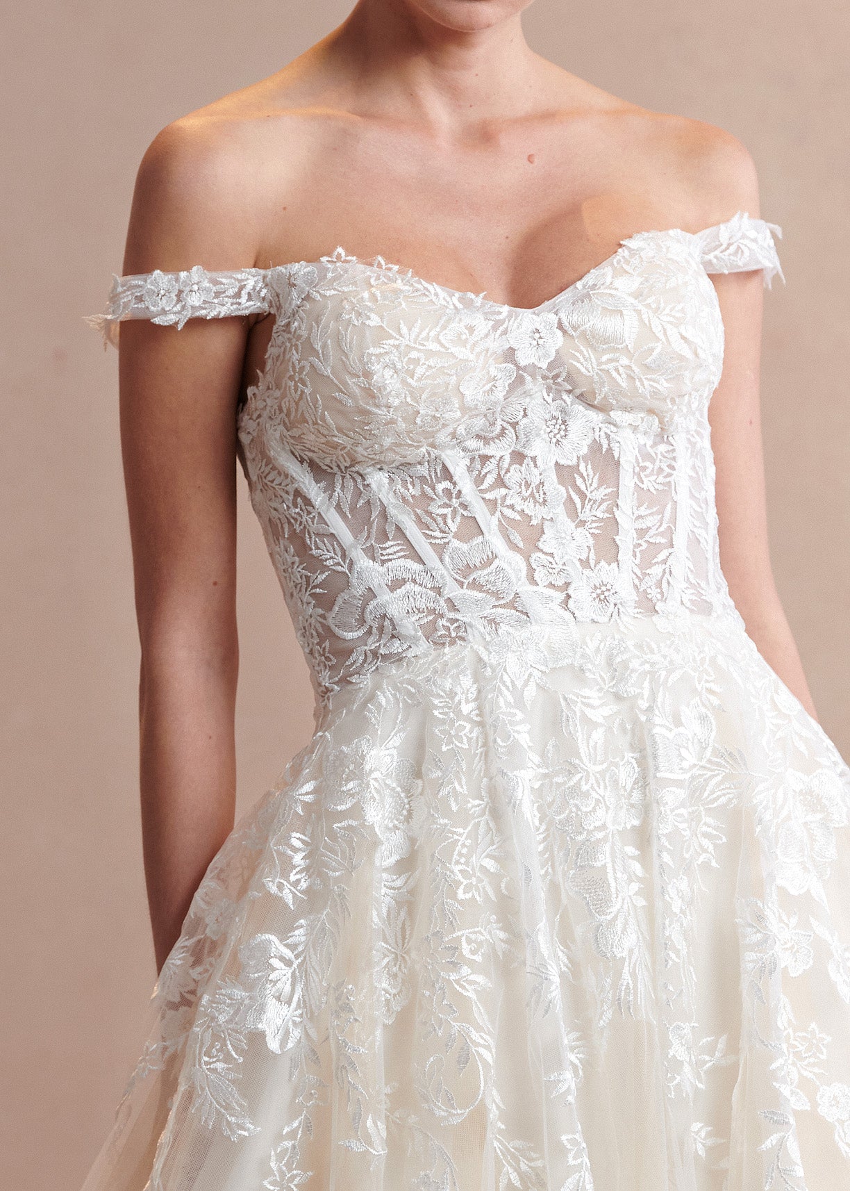 Vestido de Novia de Tul con Encaje Bordado y Escote de Corazón, Color Off White Nude