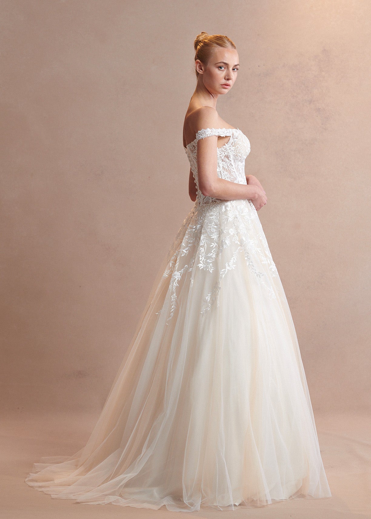Vestido de Novia de Tul con Encaje Bordado y Escote de Corazón, Color Off White Nude