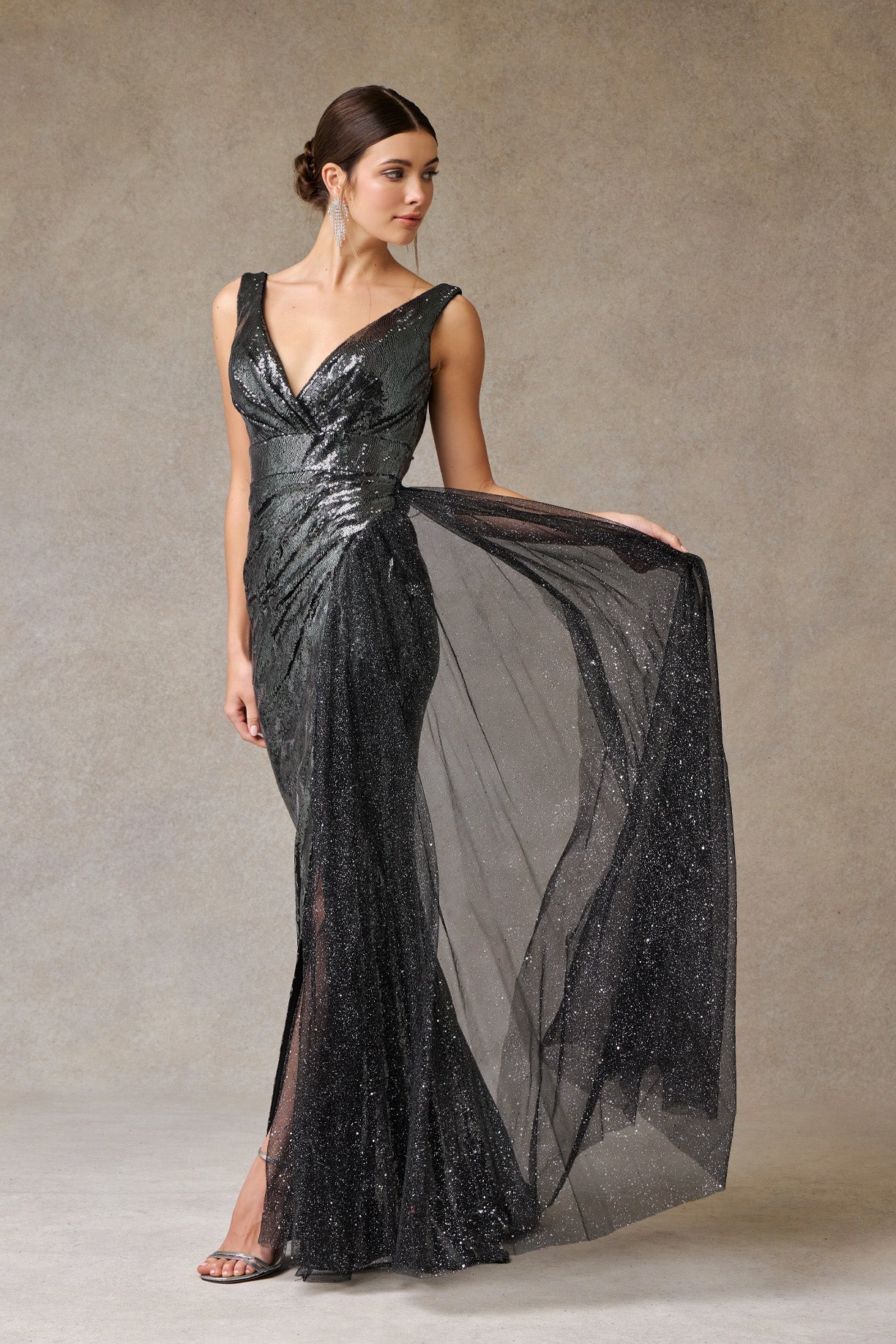 Vestido Con Lentejuela Cuello V Con Abertura en la Pierna Color Black