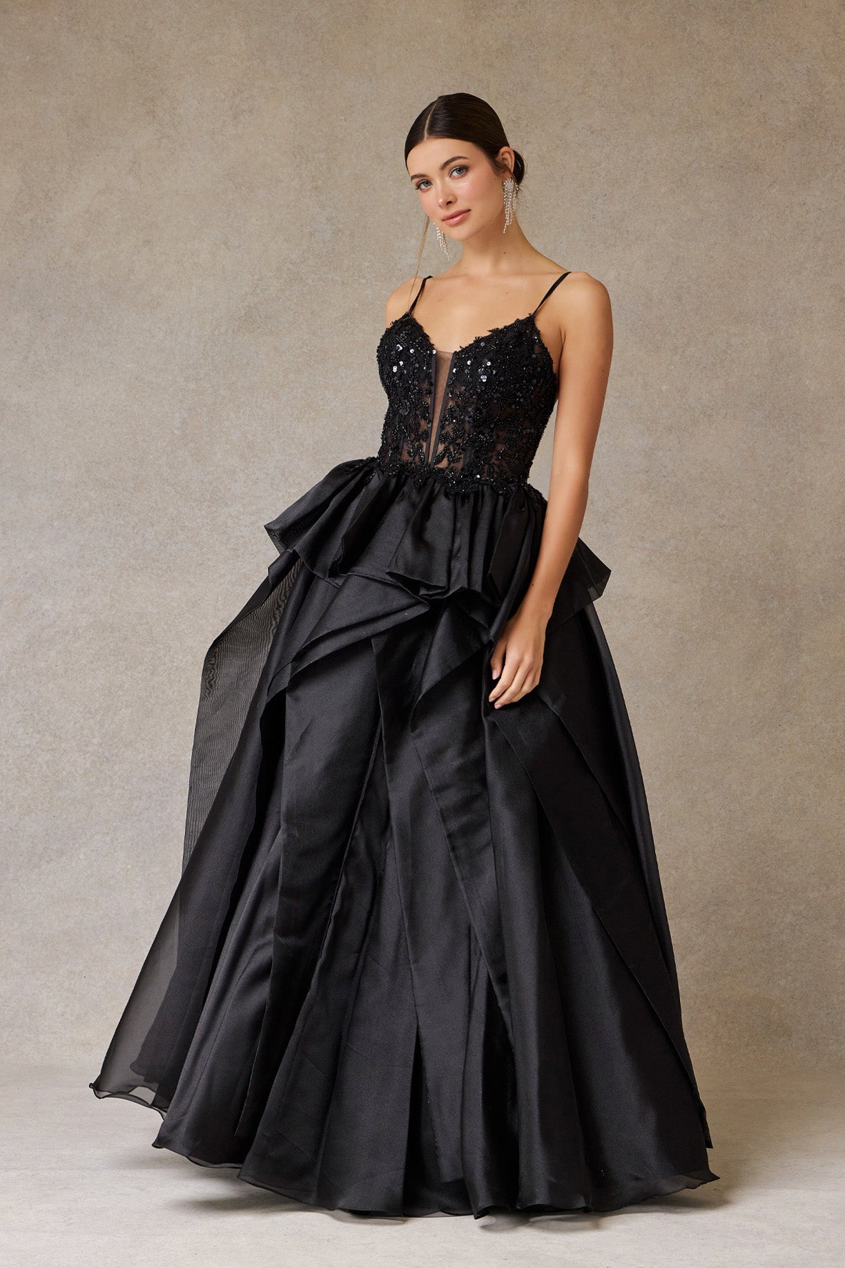 Vestido Línea A de Satén Con Detalles de lentejuelas en el Escote Color Black