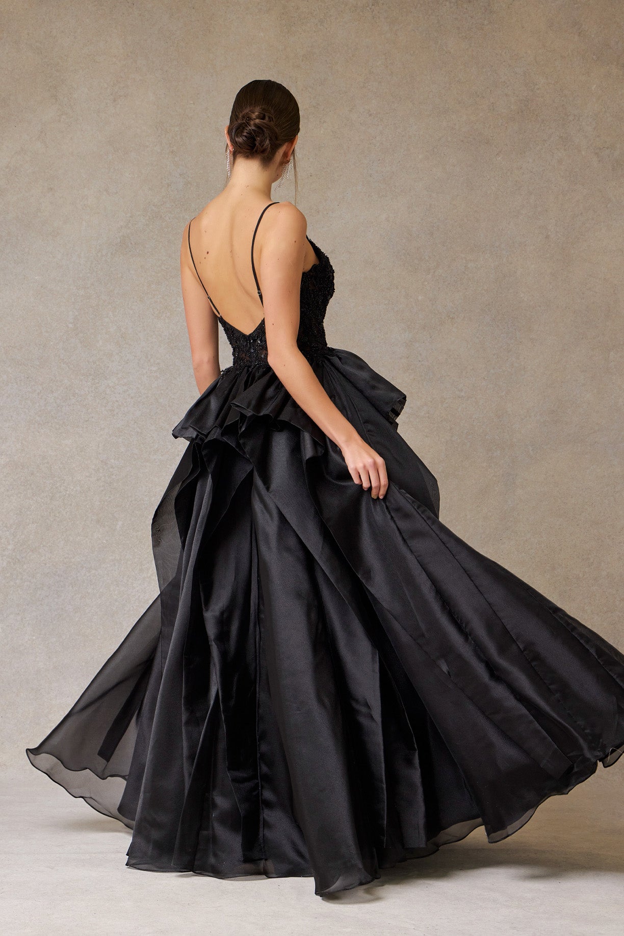 Vestido Línea A de Satén Con Detalles de lentejuelas en el Escote Color Black