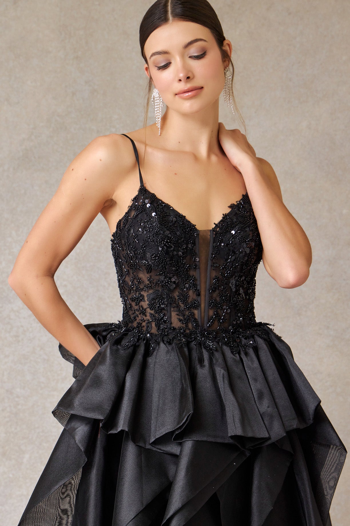 Vestido Línea A de Satén Con Detalles de lentejuelas en el Escote Color Black