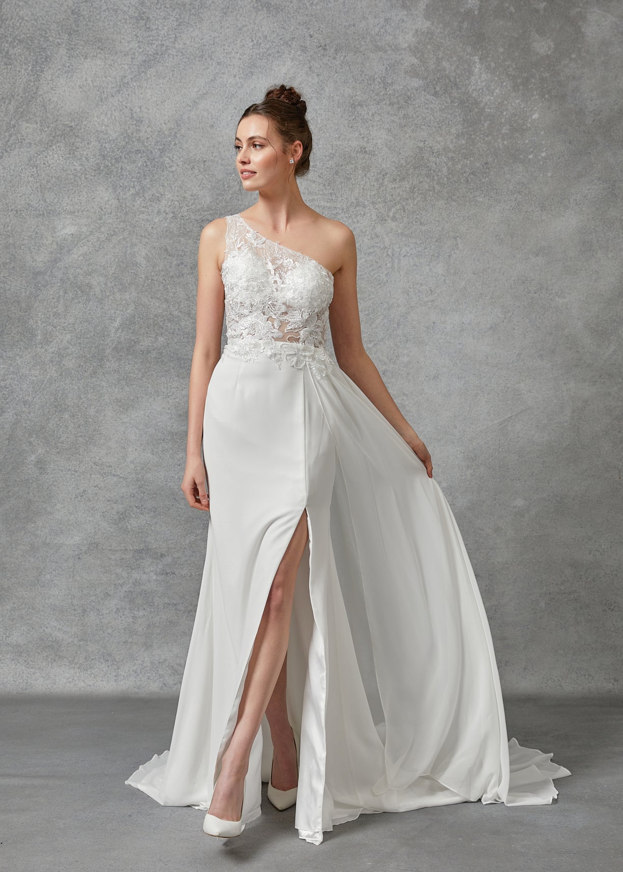 Vestido de Novia de Chiffon, con Hombro Descubierto y Corpiño de Encaje Transparente, Color Off White