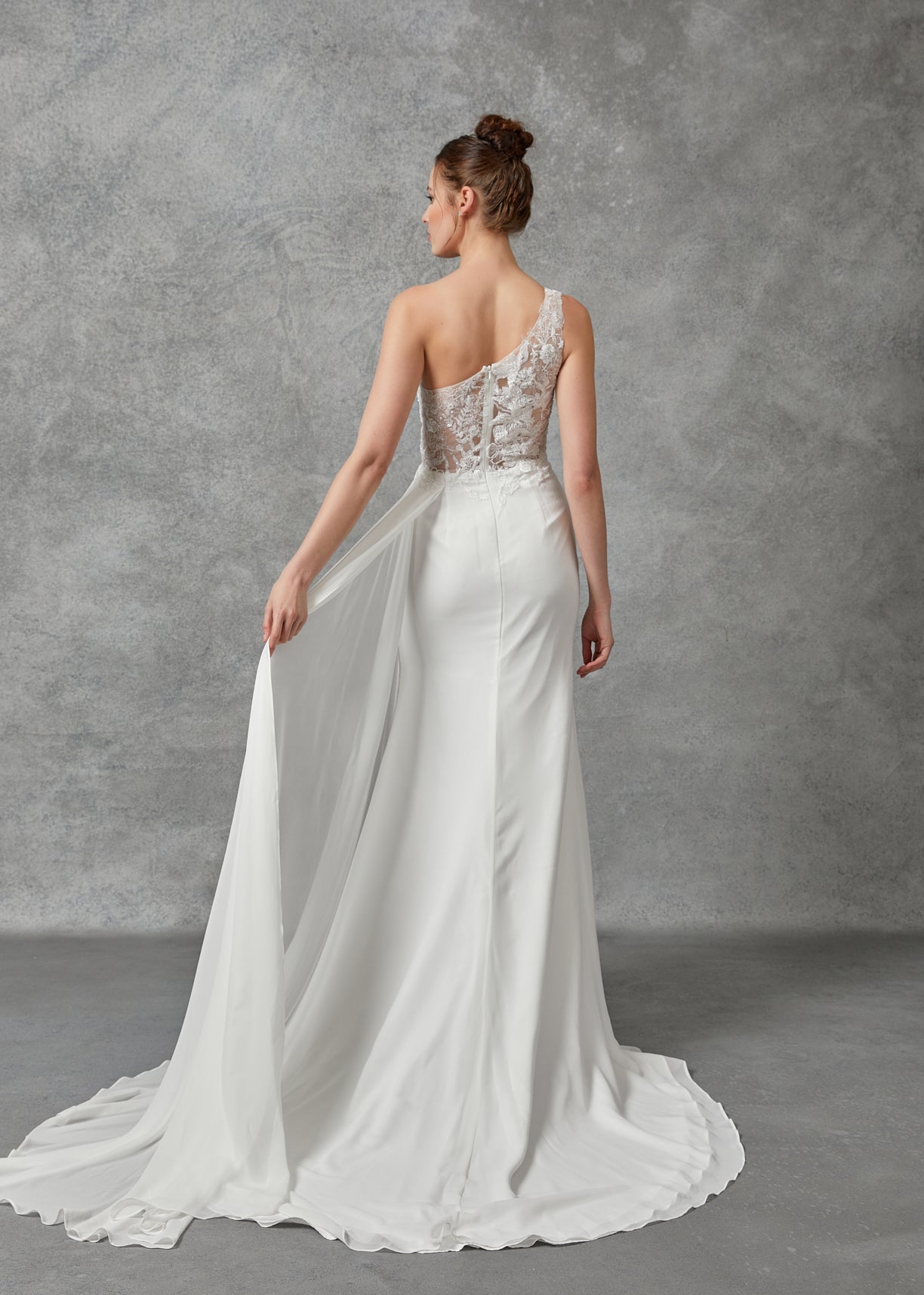 Vestido de Novia de Chiffon, con Hombro Descubierto y Corpiño de Encaje Transparente, Color Off White