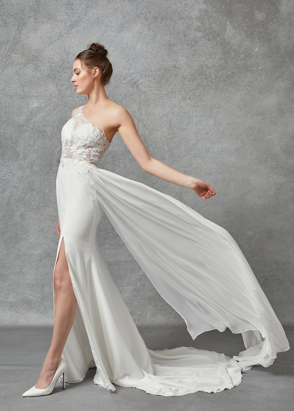 Vestido de Novia de Chiffon, con Hombro Descubierto y Corpiño de Encaje Transparente, Color Off White