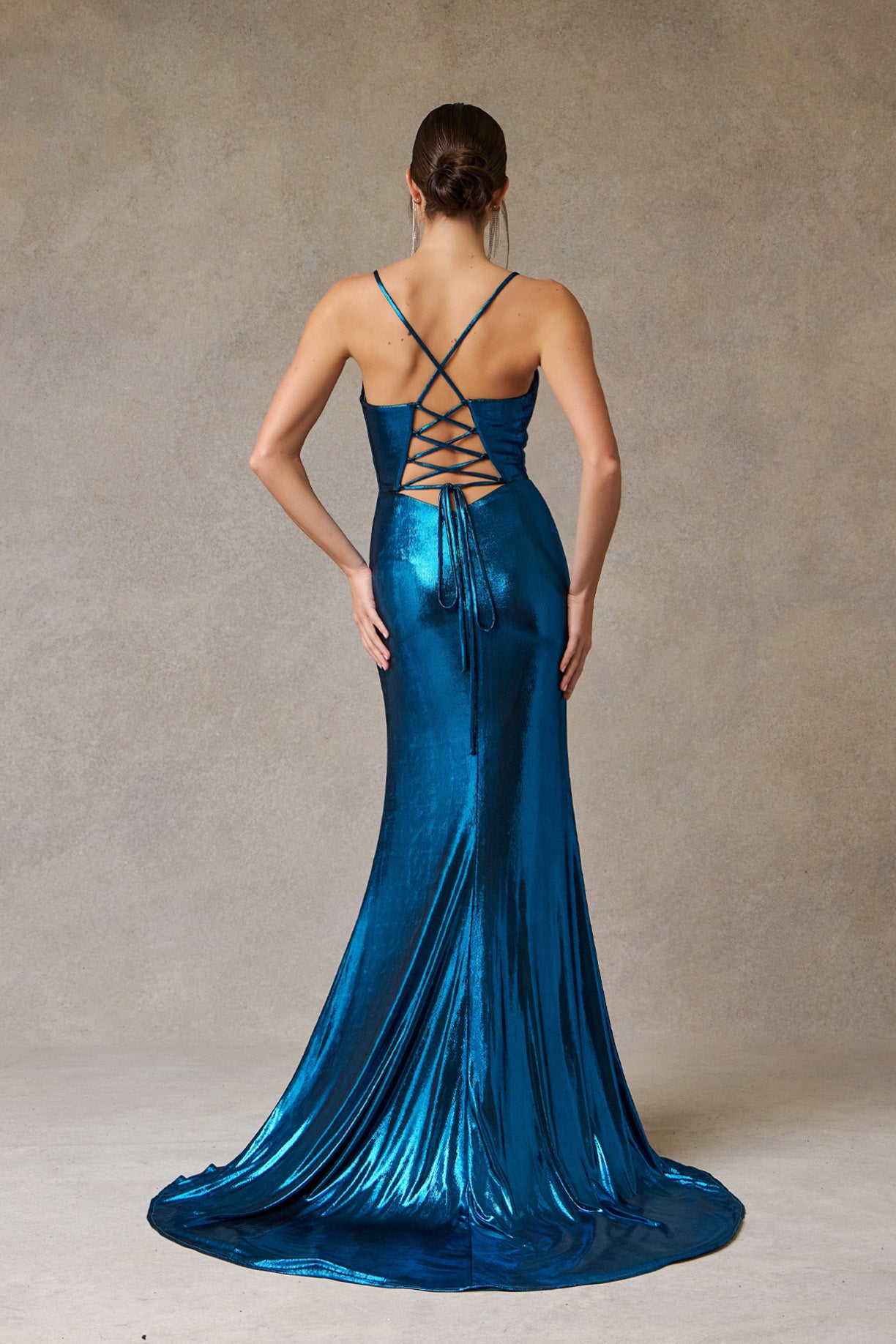 Vestido Crepé Elástico Escote Corazón y Abertura. (Dos Colores)