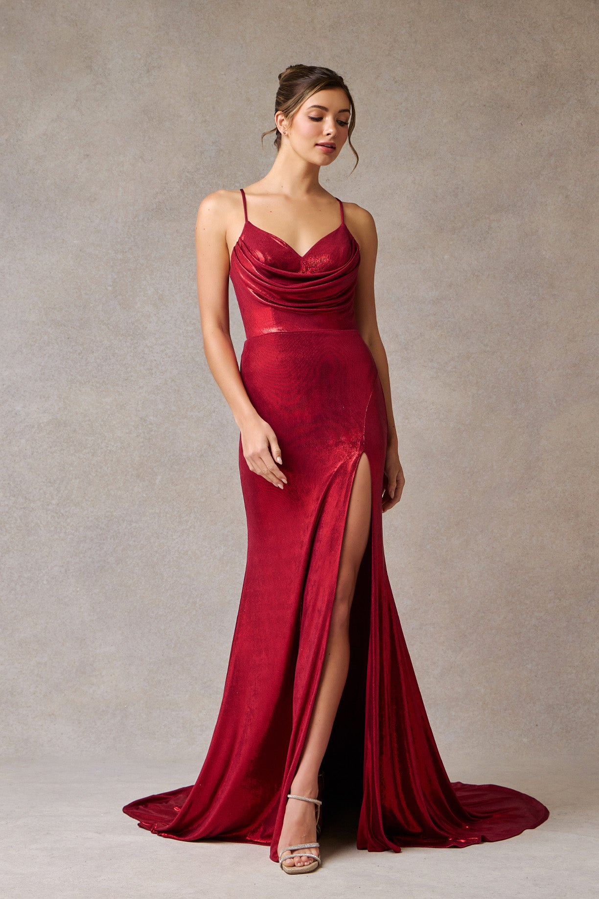 Vestido Crepé Elástico Escote Corazón y Abertura. (Dos Colores)