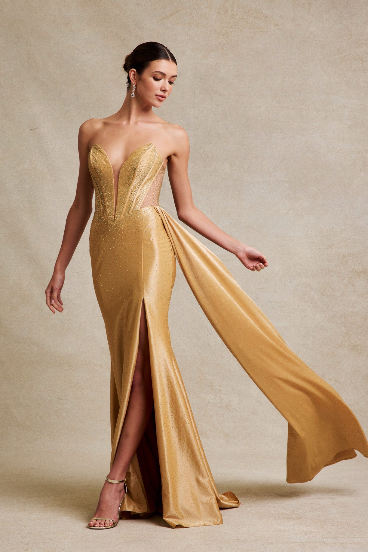 Vestido con Escote de Corazón y Abertura en la Pierna con Aplicaciones en Brillo, Color Gold