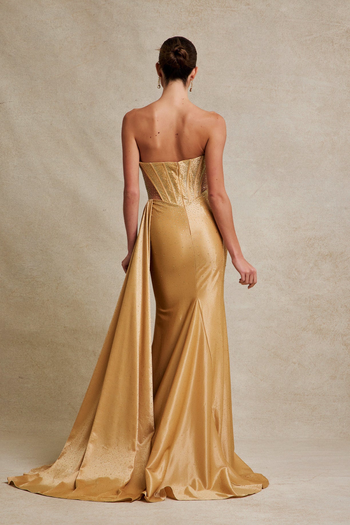Vestido con Escote de Corazón y Abertura en la Pierna con Aplicaciones en Brillo, Color Gold