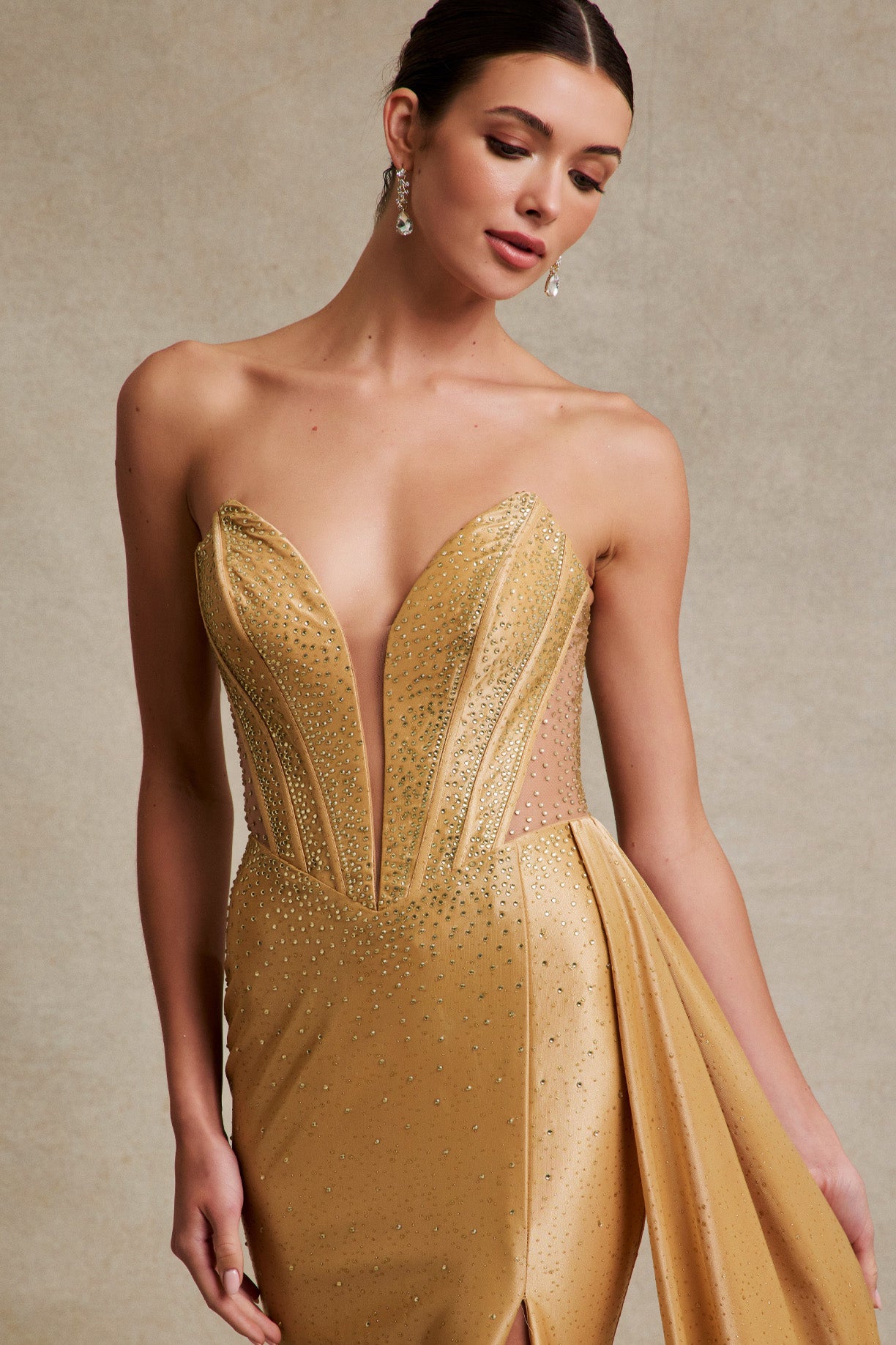 Vestido con Escote de Corazón y Abertura en la Pierna con Aplicaciones en Brillo, Color Gold
