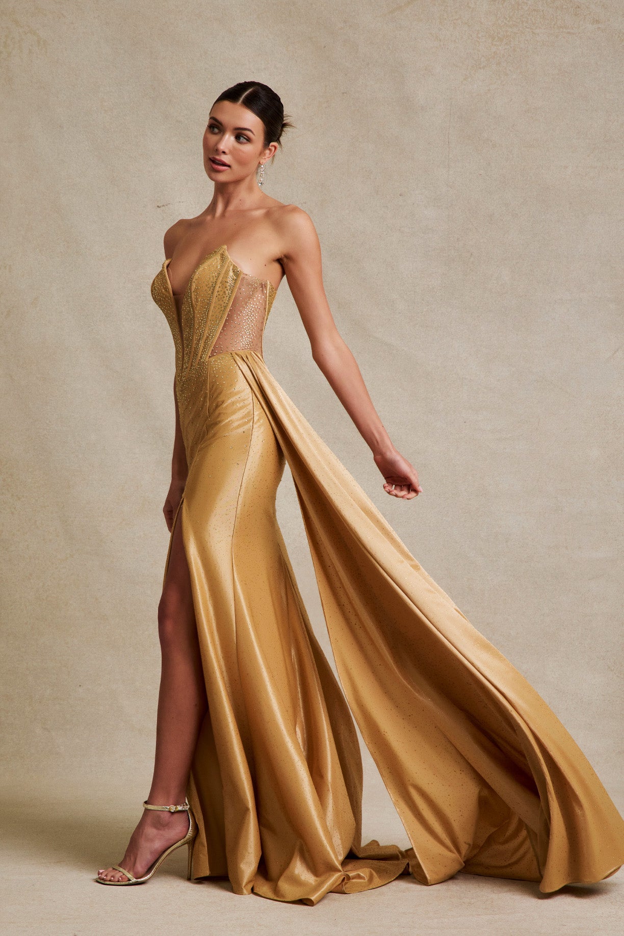 Vestido con Escote de Corazón y Abertura en la Pierna con Aplicaciones en Brillo, Color Gold