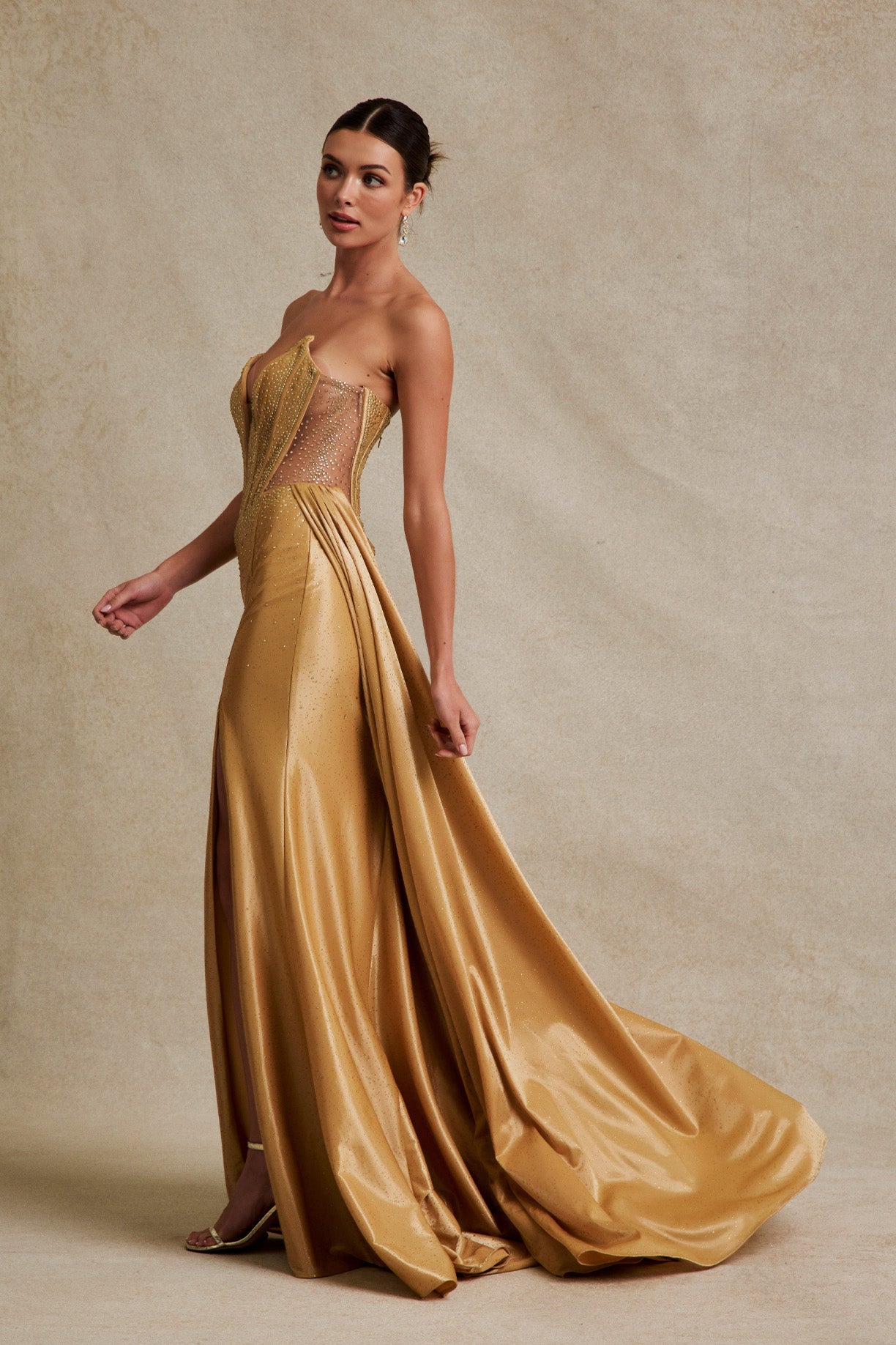 Vestido con Escote de Corazón y Abertura en la Pierna con Aplicaciones en Brillo, Color Gold