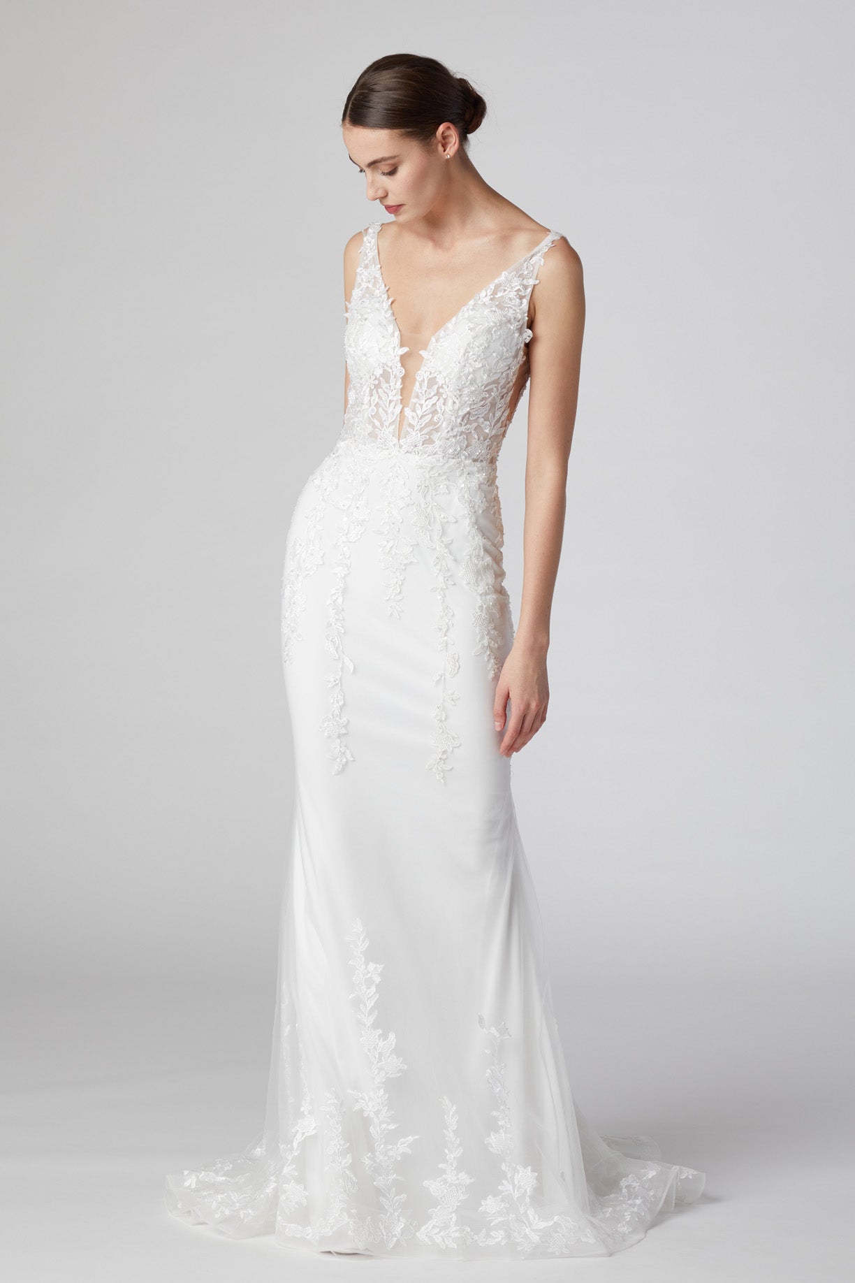 Vestido de Novia Corte Recto Cuello en V Aplicaciones en Encaje Color Off White