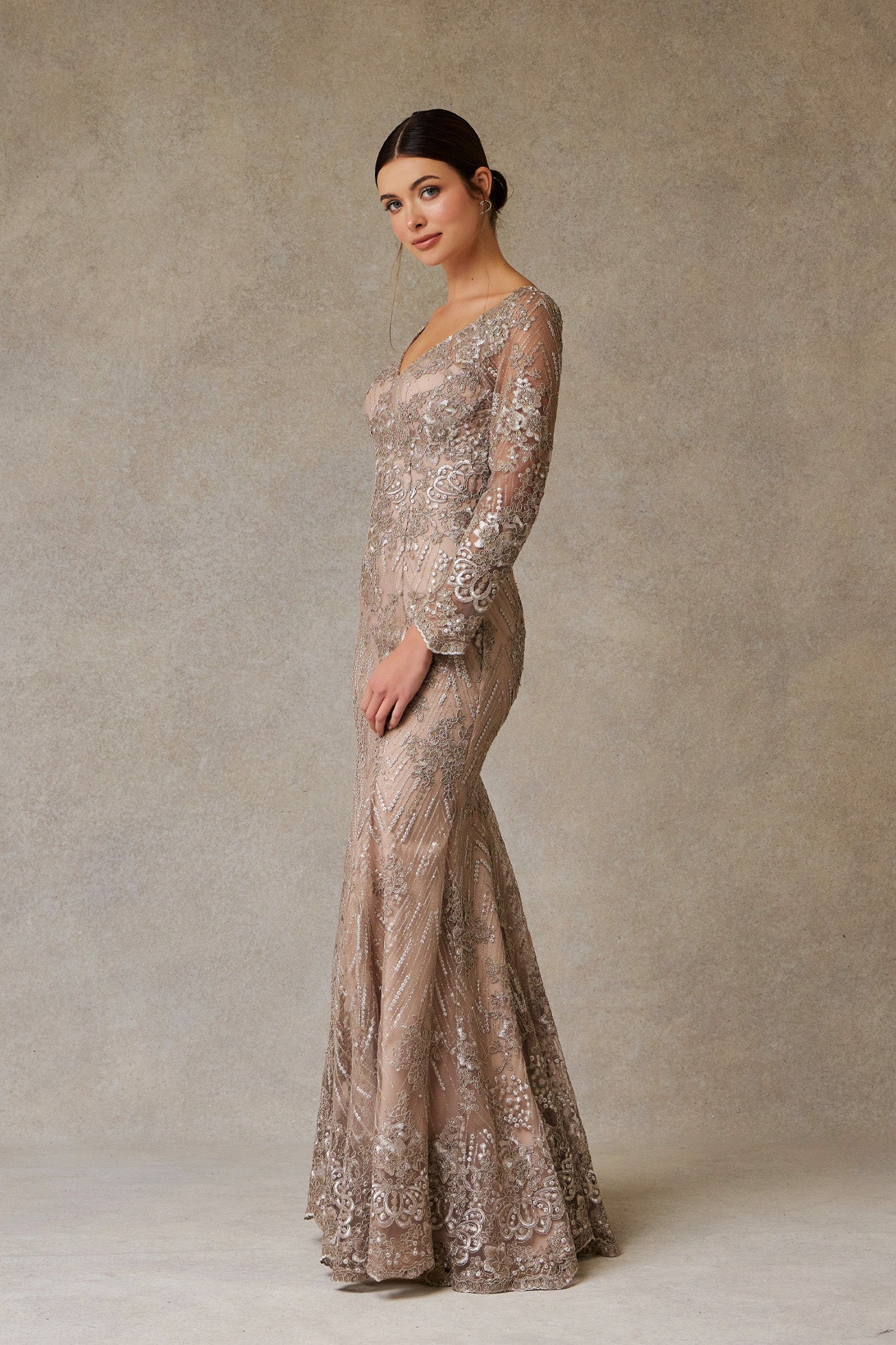 Vestido en Línea Recta con estampado de Encaje Color Taupe.