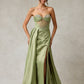 Vestido Línea A Sin Tirantes Con Abertura en la Perna y Con cordones enla Espalda Color Sage