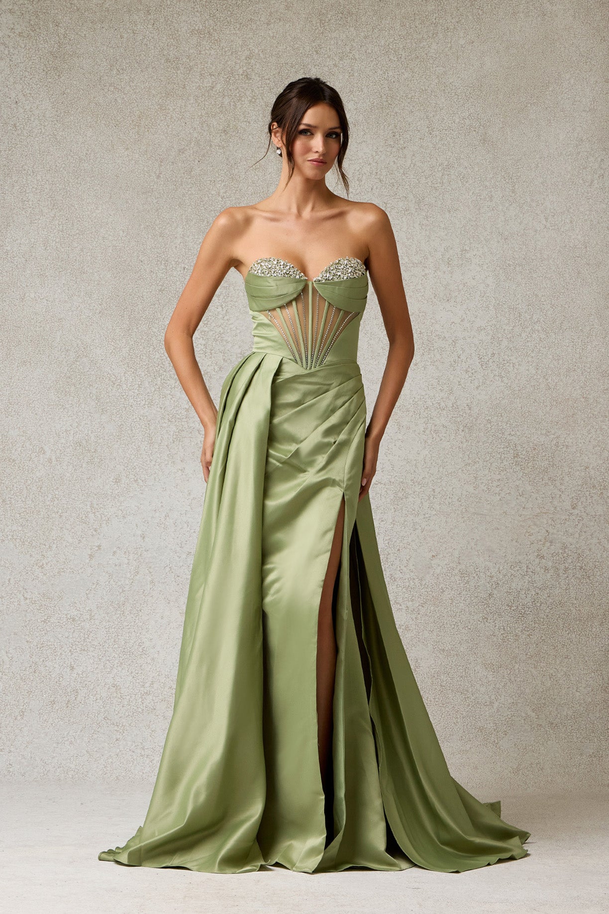 Vestido Línea A Sin Tirantes Con Abertura en la Perna y Con cordones enla Espalda Color Sage