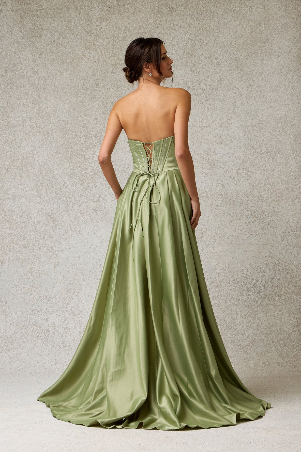 Vestido Línea A Sin Tirantes Con Abertura en la Perna y Con cordones enla Espalda Color Sage