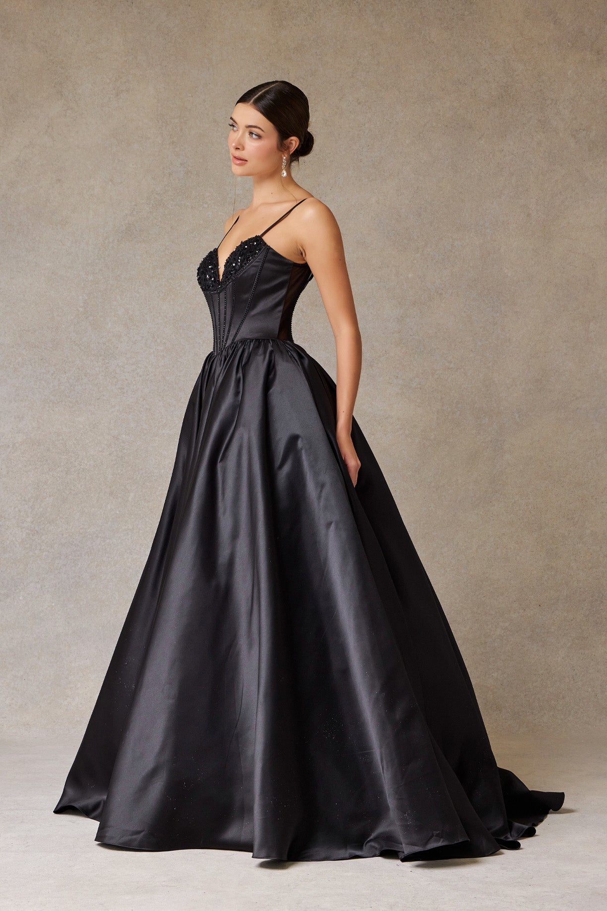 Vestido de Fiesta de Satén con Escote de Corazón Bordado con Cuentas, Cristales y Lentejuelas, Color Black