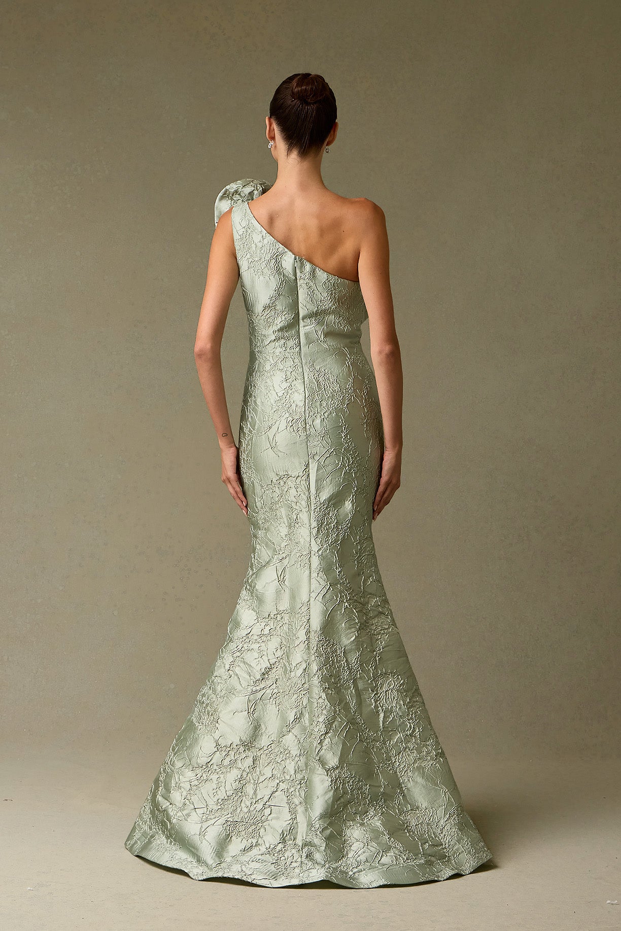Vestido de Jacquard Estampado, Corte Sirena a un Solo Hombro con Detalla en Flor, Color Sage
