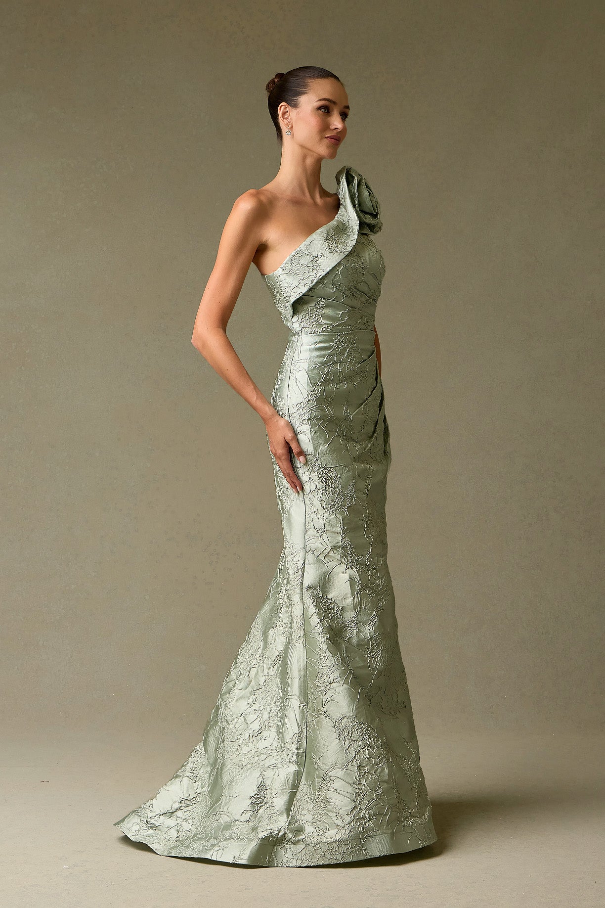 Vestido de Jacquard Estampado, Corte Sirena a un Solo Hombro con Detalla en Flor, Color Sage