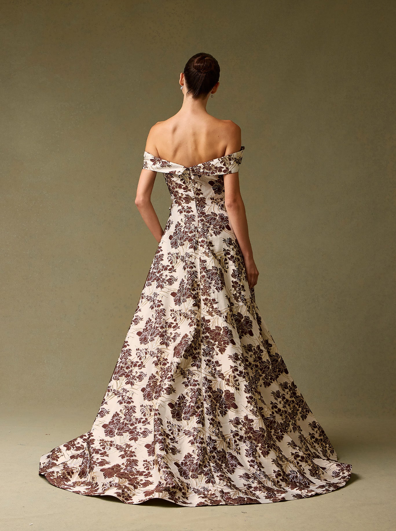 Vestido de Jacquard Estampado, Corte A, con Hombros Descubiertos y Detalle de Drapeado, Color Mocha Print