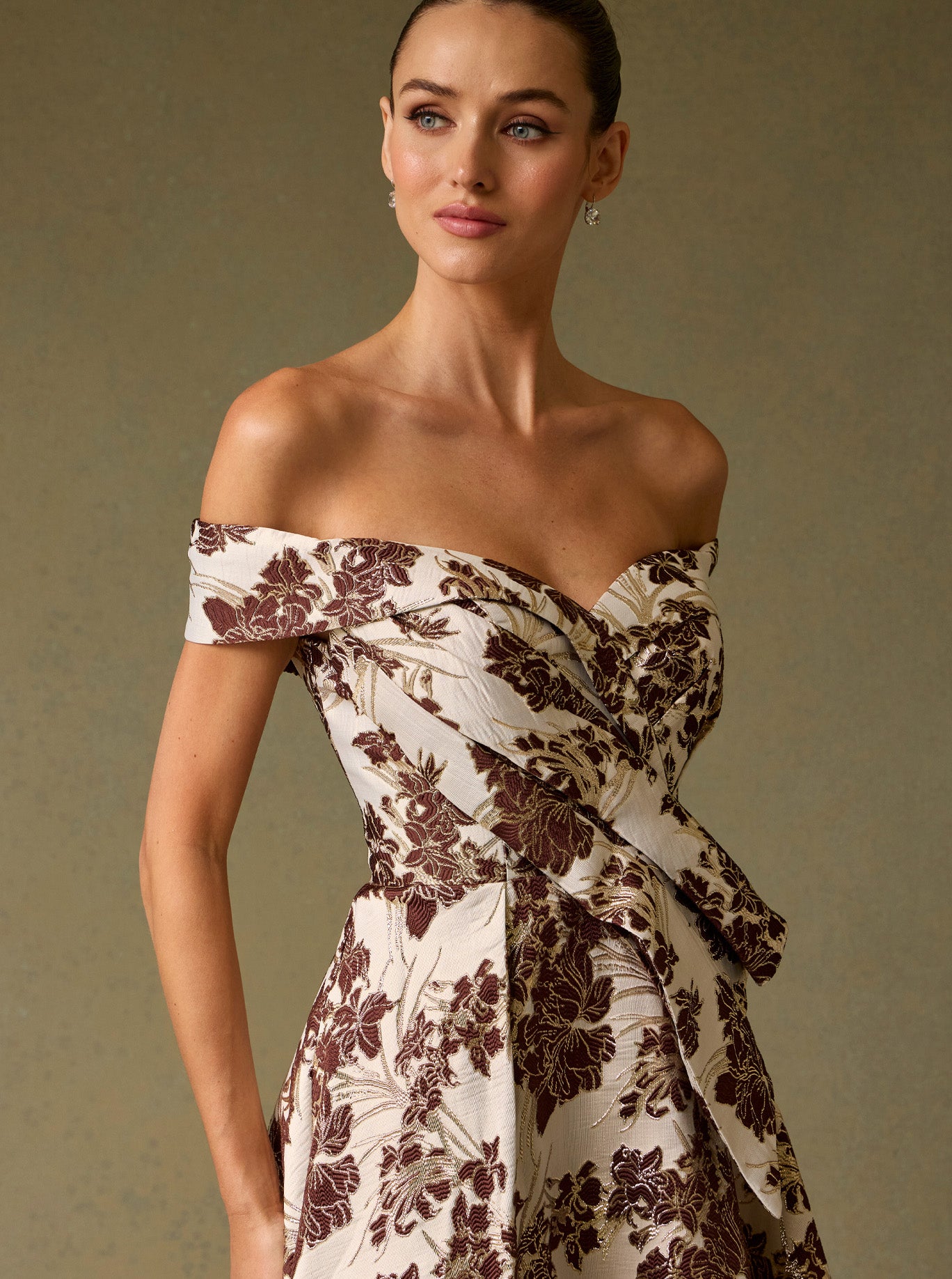 Vestido de Jacquard Estampado, Corte A, con Hombros Descubiertos y Detalle de Drapeado, Color Mocha Print