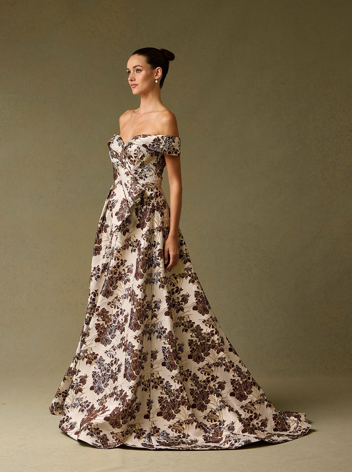 Vestido de Jacquard Estampado, Corte A, con Hombros Descubiertos y Detalle de Drapeado, Color Mocha Print