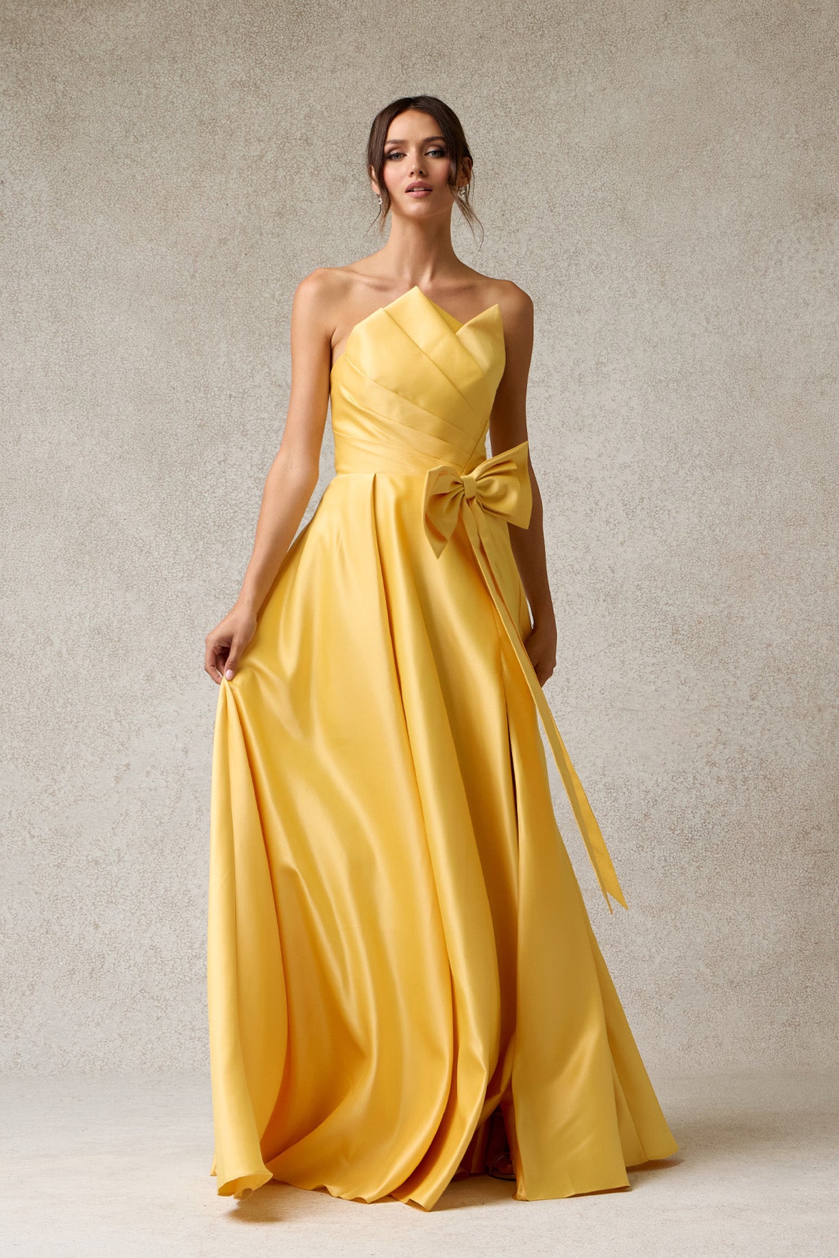 Vestido de Satén con Escote Drapeado y Detalle de Moño a Un Costado, Colores Ice Blue y Yellow