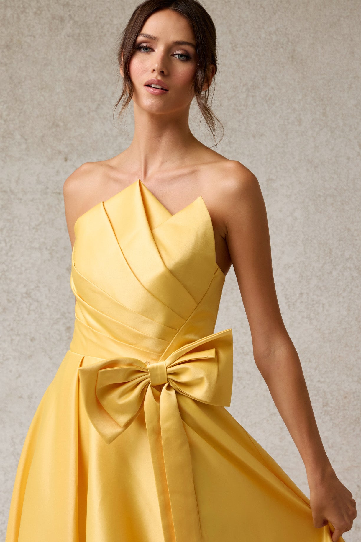 Vestido de Satén con Escote Drapeado y Detalle de Moño a Un Costado, Colores Ice Blue y Yellow