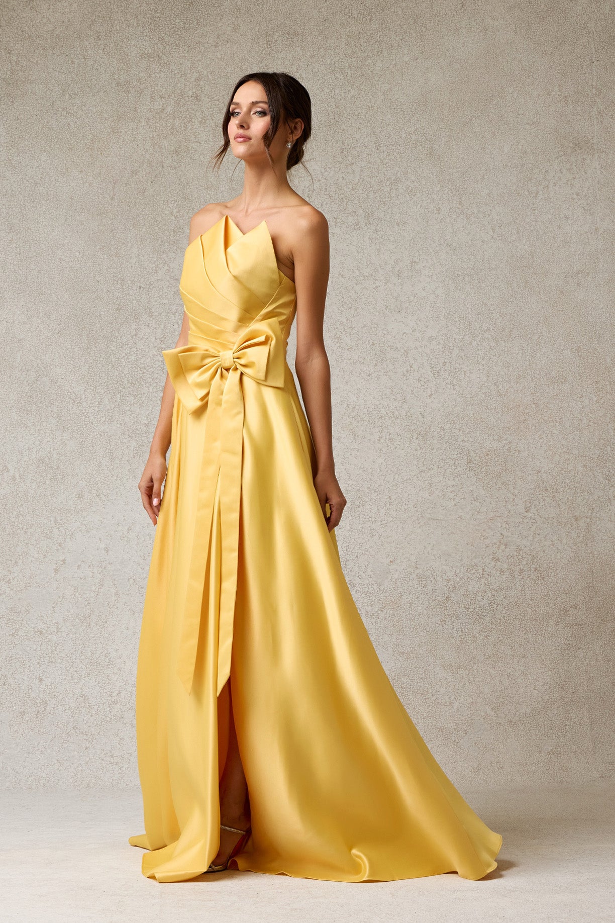 Vestido de Satén con Escote Drapeado y Detalle de Moño a Un Costado, Colores Ice Blue y Yellow